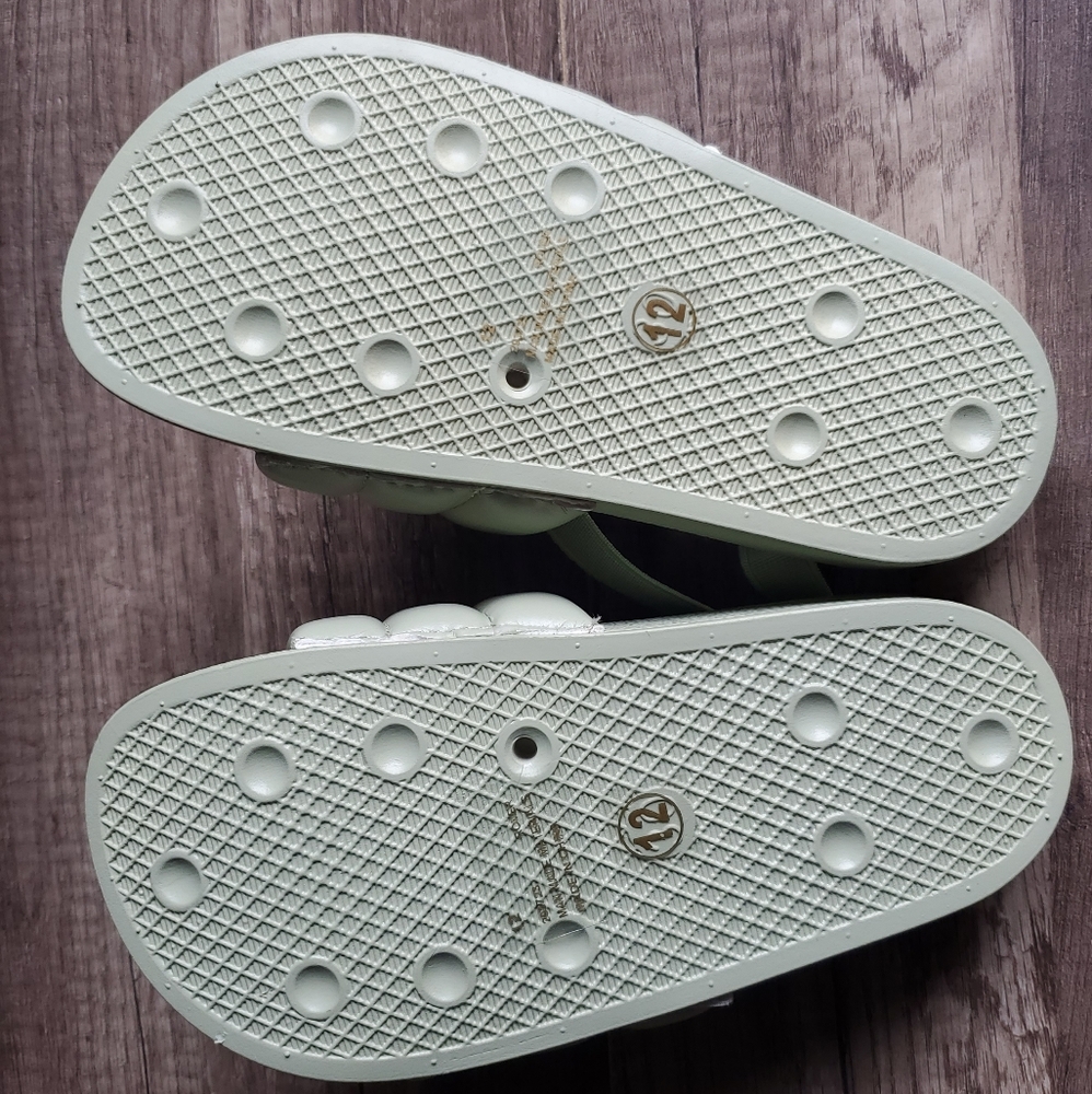 Fashion Nova Girls Sandals - Picture 11 of 11